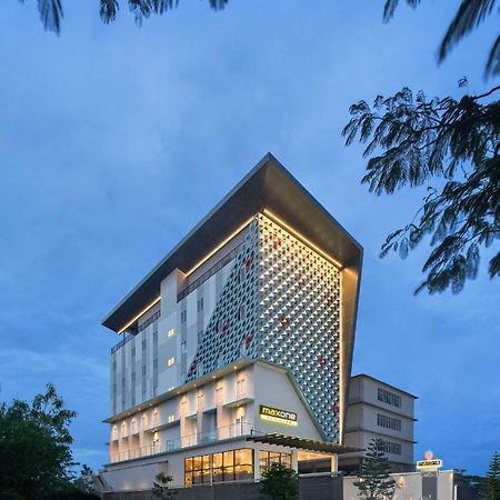 Maxonehotels At Kota Harapan Indah-Bekasi Exteriör bild