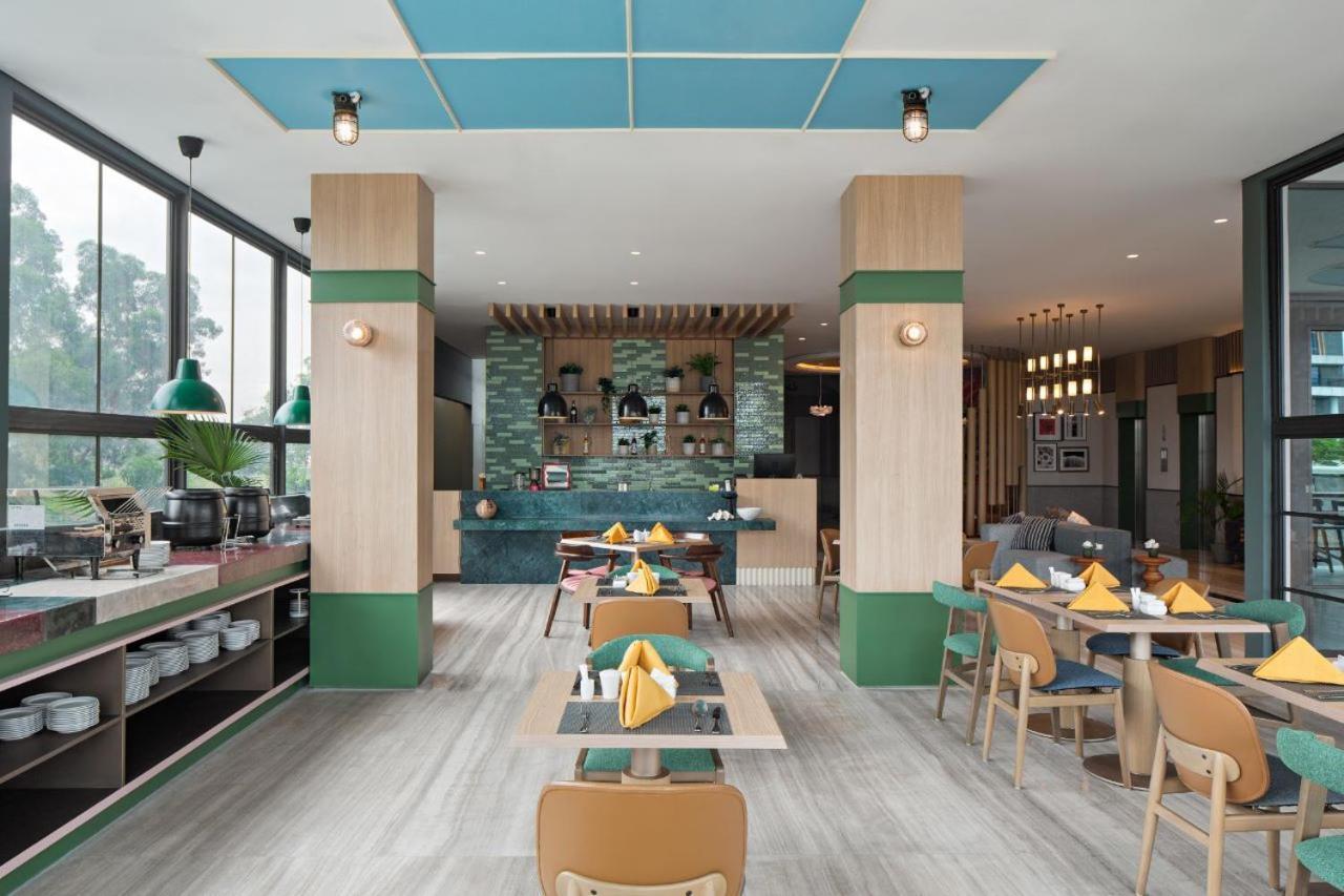 Maxonehotels At Kota Harapan Indah-Bekasi Exteriör bild