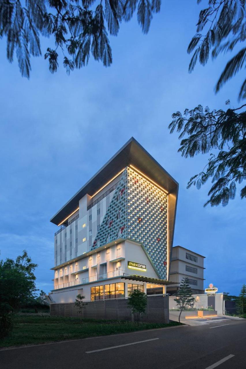 Maxonehotels At Kota Harapan Indah-Bekasi Exteriör bild
