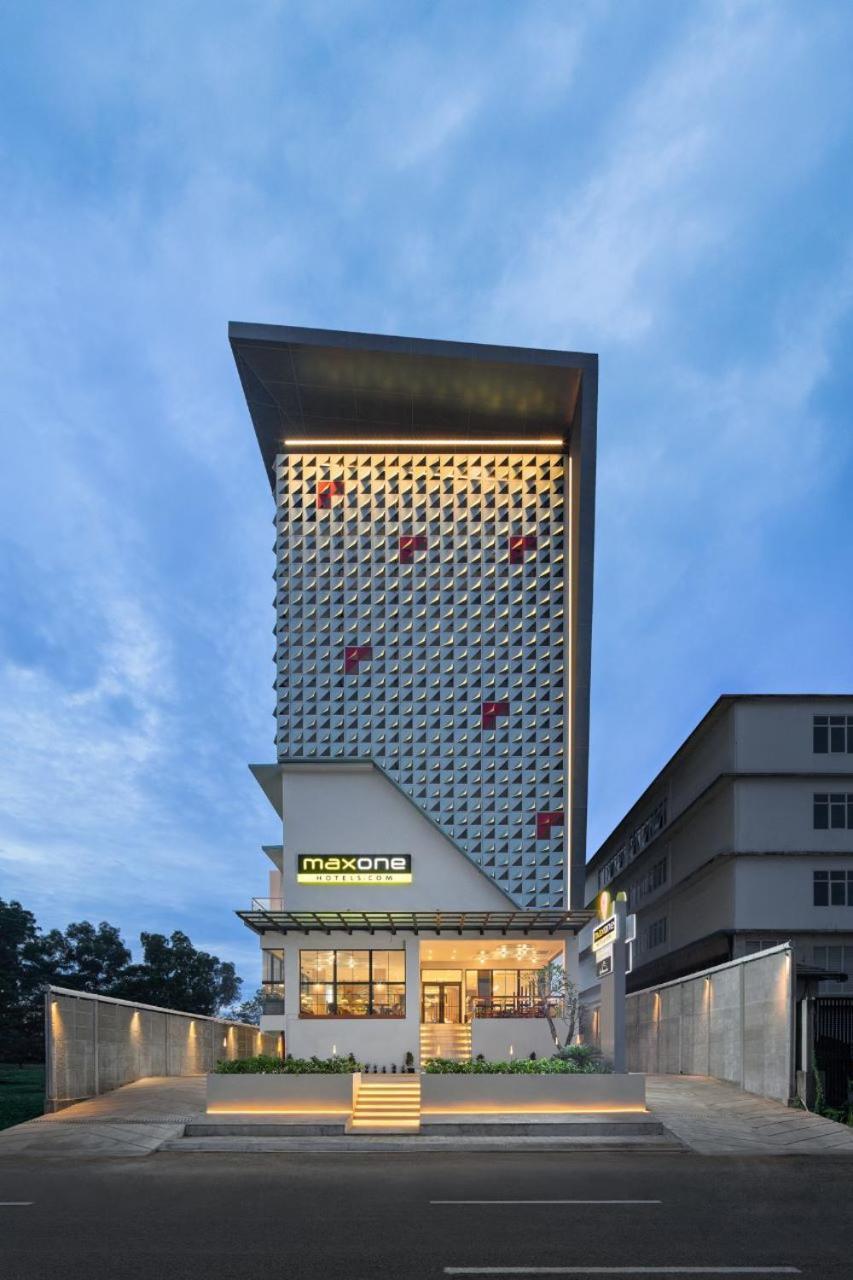 Maxonehotels At Kota Harapan Indah-Bekasi Exteriör bild